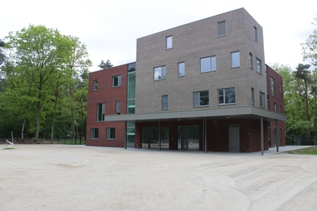 Buitenkant gebouw van dagondersteuning voor volwassenen Mikado 