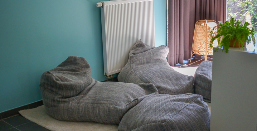 Ontspanningshoek in een leefgroep van MFC ingericht met zitzakken