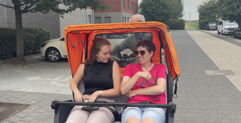 Riksha zorgfiets cliënt en medewerker foto 2 - steun ons 2025