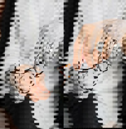 Handen van een vrouw die een bril vasthoudt