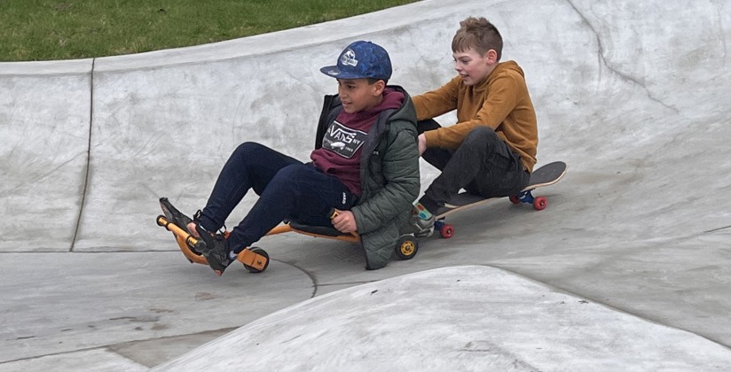twee jongens spelen op skatepark