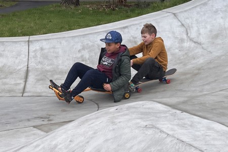 twee jongens spelen op skatepark