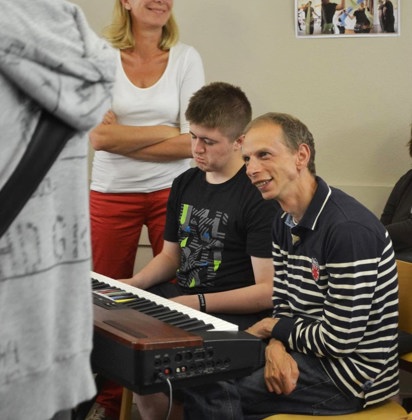 Twee mannen zitten aan een keyboard