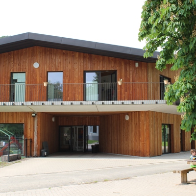 Buitenkant schoolgebouw van Triolo