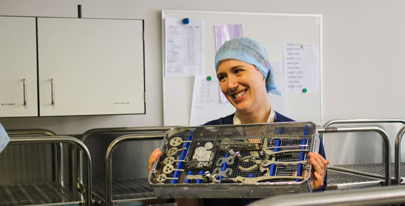 Medewerkster AZ Klina rondleiding sterilisatieruimte