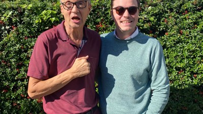 Artikelfoto: Man die client is bij OLO-Rotonde samen met zijn zoon 