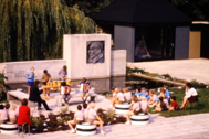 Thumbnail: Oude foto van kinderen die bij vijver zitten