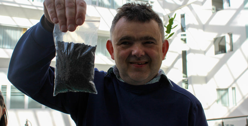 Cliënt Kwartier Noord en zakje gerecycleerde plastic korrels