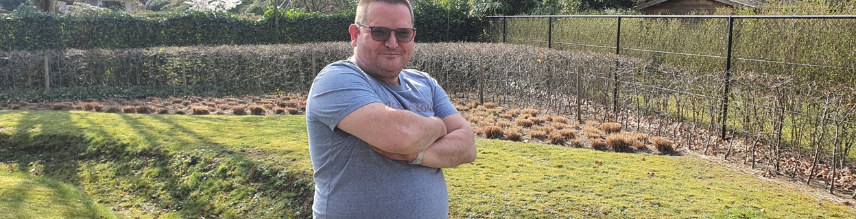 Mannelijke cliënt van olo-rotonde vzw in tuin 