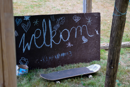 Krijtbord met welkom op geschreven 