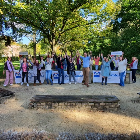 medewerkers OLO-Rotonde vzw zwaaien enthousiast