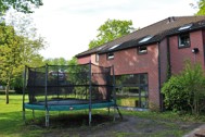 Thumbnail: Trampoline in tuin van een leefgroep van het MFC