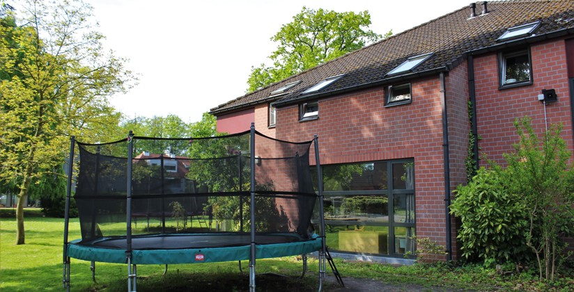 Trampoline in tuin van een leefgroep van het MFC